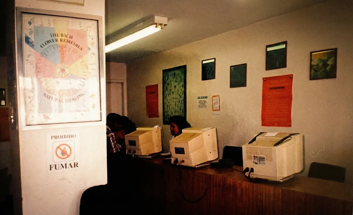 Interior da loja com seção de florais e homeopatia